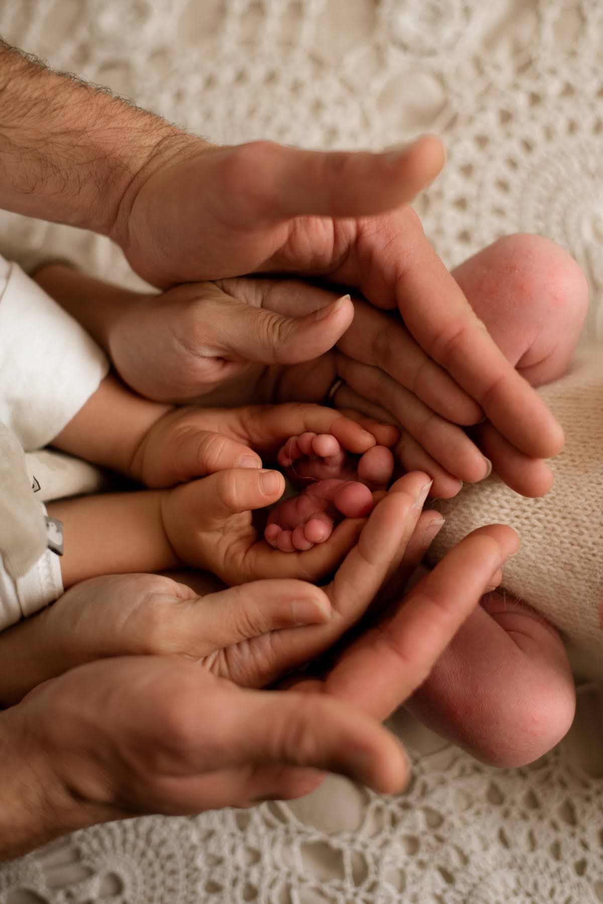 Mains de parents autour d’un bébé